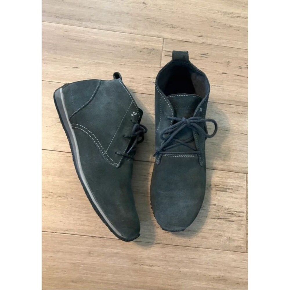 Eddie Bauer dark gray women’s leather lace up ankle boot. Size 8.5